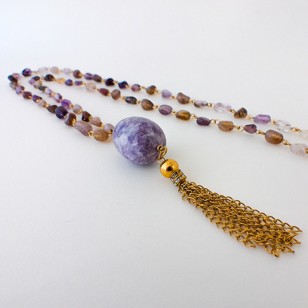 Material: Piedra natural huevo de Mica malva, cuentas naturales de Súper Seven, hilo y fornituras de acero inoxidable bañado en oro. Longitud collar: 89 cm. Propiedades de las piedras: Mica aporta conciencia superior y transformación y la piedra Súper Seven expansión, propósito del alma y consecución de cualquier sueño. *Las piedras semipreciosas pueden variar ligeramente de tono y forma debido a su origen natural*