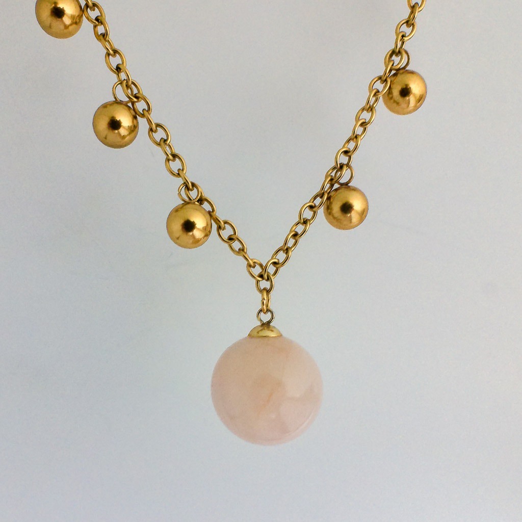 Material: esfera de Cuarzo rosa con cadena bolas de acero inoxidable bañado en oro .Longitud gargantilla: 44 cm ,dimensión piedra: 1,5 cm *las piedras semipreciosas pueden variar ligeramente de tono y forma debido a su origen natural* .Propiedades de la piedra:burbuja de amor y ternura. Piedra de amor incondicional y la paz infinita. Aporta seguridad y calmacalma, mejora la autoestima , elimina miedos,inspira, apacigua y sana emociones .sedante y relajante . Desbloquea el chakra corazón. Curación profunda . Transmite calidez y amor Elemento agua: emociones, deseos, curación, liberación, fluidez, avance