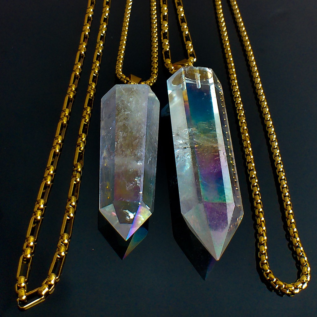 Material: piedra natural de cuarzo titanio.Longitud collar: 80 cm ,dimensión piedra: 5 x 1,5 cm *las piedras semipreciosas pueden variar ligeramente de tono y forma debido a su origen natural* Propiedades de la piedra: "piedra de la luz universal", tiene una vibración muy fuerte. aporta tranquilidad, positivismo, esperanza y fuerza. Anima a la exploración espirutal, facilita viajes astrales. Revela tu destino, hace realidad tus sueños. protege de cualquier energía negativa.cura viejas heridas, estabiliza emociones y llena tu vida de luz. Elemento eter: niveles elevados de conciencia, crecimiento espiritual, libertad, paz absoluta