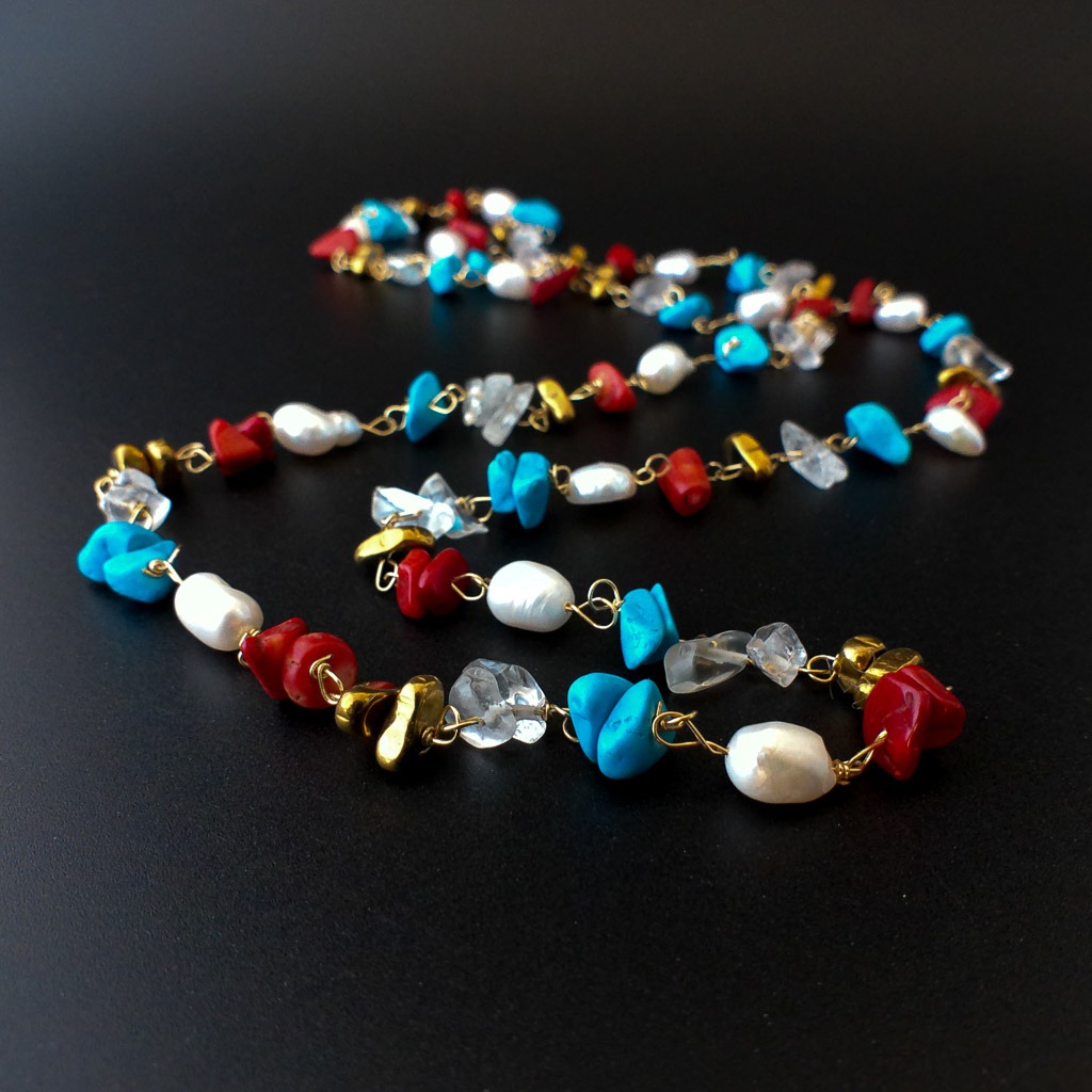Material: Chips piedra natural Coral, Turquesa, Hematites dorados y perlas de rio .Longitud collar: 75cm ,dimensión piedra: 5-8 mm Significado: según los monjes tibetanos es la combinación de máximo poder de piedras ( Turquesa reprsenta agua, Coral representa tierra, dorado representa luz del sol, plata/perlas representa luz de la luna .Propiedades de las piedras: piedras de suerte, sanación y protección. *las piedras semipreciosas pueden variar ligeramente de tono y forma debido a su origen natural*