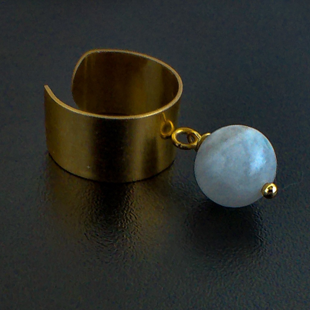 Material: Piedra Luna natural y anillo de acero inoxidable bañado en oro tamaño anillo:ajustabale ,dimensión piedra: 1m .Propiedades de la piedra:Aporta paz y sabiduria, despertar espiritual , protección, calma emociones, estimula las percepción y la clarividencia. Aporta seguridad y consuelo. Es una guia espiritual , calma emociones , hace consciente lo incosciente. Favorece los cambios y las sincronías. Estimula la creatividad y la sensibilidad.Elemento aire: Espiritualidad, pensamiento, pureza, libertad, renovación.*Las piedras semipreciosas pueden variar ligeramente de tono y forma debido a su origen natural* .