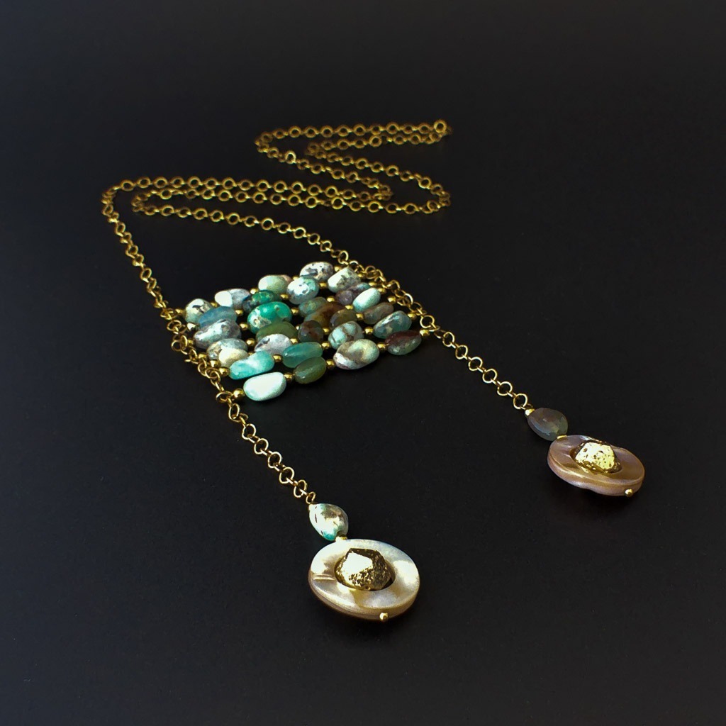 Material: Cuentas naturales naturales de Crisoprasa, círculos de nácar con fornituras y cadena de acero inoxidable bañado en oro Longitud del collar: 83 cm.Propiedades de la piedra: Curación del alma, crecimiento y desarrollo personal. Éxito, toma de decisiones correctas. Amuleto de buena suerte. Liberación y regeneración. Apertura y positividad.Elemento agua: Emociones, deseos, curación, liberación, fluidez, avance.*Las piedras semipreciosas pueden variar ligeramente de tono y forma debido a su origen natural*.