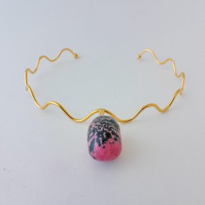 Material: Piedra natural de Rodonita con cadena rígida trenzada de acero inoxidable bañado en oro .Longitud del collar: 22 cm. Dimensión de la piedra: 2,2x1,5 cm. Propiedades de la piedra: Piedra calmante que reduce la ansiedad, indicada contra miedos excesivos y angustia. Para superar momentos difíciles y traumas. Alivia confusión, elimna somatizaciones, cura shoks emocionales, calma y reconforta. Curación de vidas pasadas y de emociones dificiles, limpia cicatriza las heridas emocionales.Elemento agua: Emociones, deseos, curación, liberación, fluidez, avance.*Las piedras semipreciosas pueden variar ligeramente de tono y forma debido a su origen natural*.