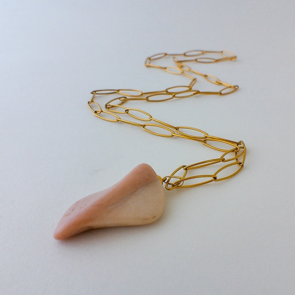 Material: Piedra natural de Ópalo Rosa.Longitud collar: 80 cm. ,dimensión piedra: 4,4x2,5 cm. Propiedades de la piedra: Fuerte energía protectora. Aporta calma, serenidad, consuelo. Induce a al renovación interna. Sana emociones y libera culpa. Piedra del despertar espiritual, sabiduría, reflexión y equilibrio emocional. Ayuda a soltar traumar. Refuerza la intuición. Sana la mente y el corazón.Elemento agua: Emociones, deseos, curación, liberación, fluidez, avance.*Las piedras semipreciosas pueden variar ligeramente de tono y forma debido a su origen natural*.