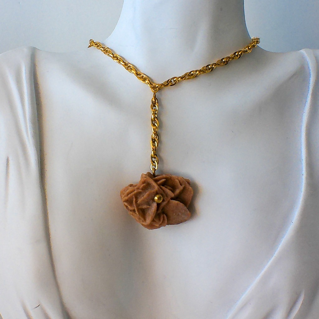 Material: Piedra natural Rosa del Desierto con incrustación y cadena de acero inoxidable bañada en oro Longitud del collar: 54 cm. Dimensión de la piedra: 3×2,5 cm. Propiedades de la piedra: Piedra de meditación y bienestar. Asociada al tercer ojo(telepatía y clarividencia). Ayuda a desarrollar una mente abierta. Calma ataques de pánico y ansiedades. Estabilidad emocional, confianza y autoestima.Te ayuda a vencer la negatividad .Elemento aire: Espiritualidad, pensamiento, pureza, libertad, renovación.*Las piedras semipreciosas pueden variar ligeramente de tono y forma debido a su origen natural*.