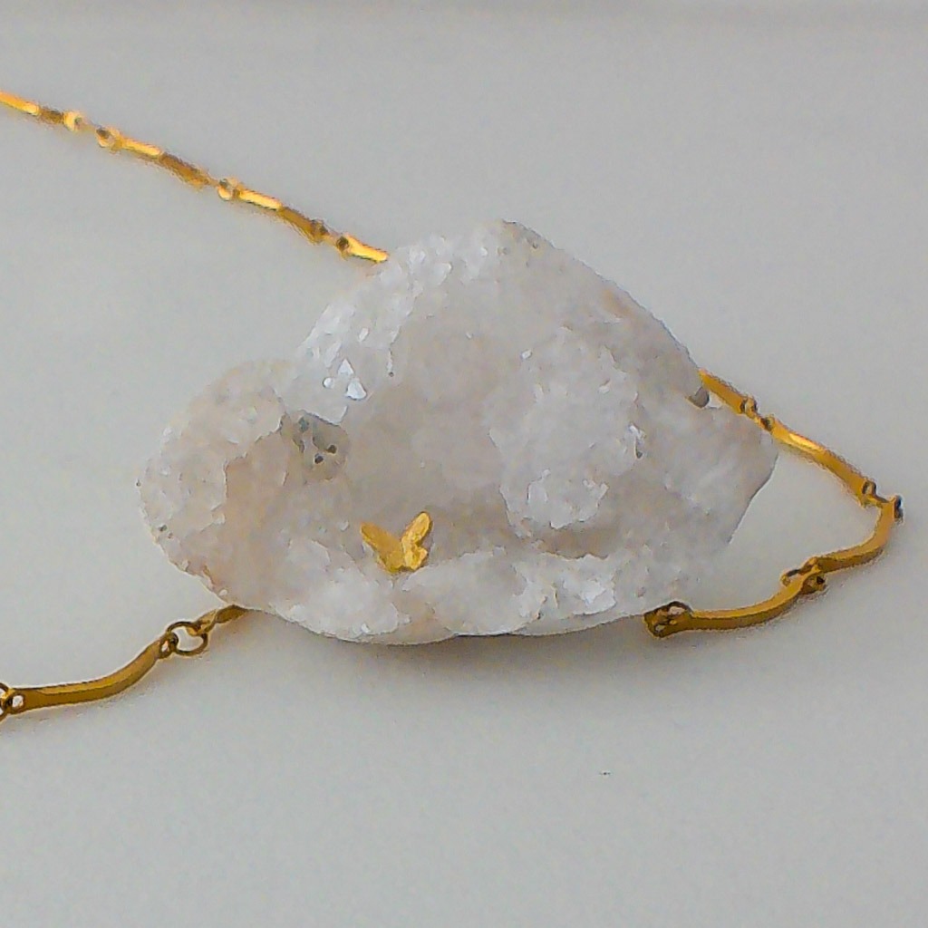 Material: Piedra natural de drusa de Cuarzo Blanco con incrustación de mariposa y cadena de acero inoxidable bañado en oro Longitud del collar: 44cm. Dimensión de la piedra: 4×3 cm.Propiedades de la piedra: Supremo nutridor, luz, limpieza y purificación. Amplificador de energías, sanador y elevación energética. Revela el propósito espiritual, aumenta energía positiva. Desarrolla intuición y percepción. Sana y dirige la energía dónde más lo necesita.Elemento aire: Espiritualidad, pensamiento, pureza, libertad, renovación.*Las piedras semipreciosas pueden variar ligeramente de tono y forma debido a su origen natural*.