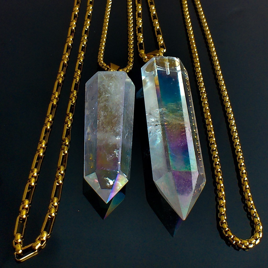 Material: Piedra natural de Cuarzo Titanio.Longitud collar: 80 cm. ,dimensión piedra: 5 x 1,5 cm. Propiedades de la piedra: “Piedra de la luz universal”, tiene una vibración muy fuerte. aporta tranquilidad, positivismo, esperanza y fuerza. Anima a la exploración espirutal, facilita viajes astrales. Revela tu destino, hace realidad tus sueños. protege de cualquier energía negativa.cura viejas heridas, estabiliza emociones y llena tu vida de luz.Elemento eter: niveles elevados de conciencia, crecimiento espiritual, libertad, paz absoluta.*Las piedras semipreciosas pueden variar ligeramente de tono y forma debido a su origen natural*.