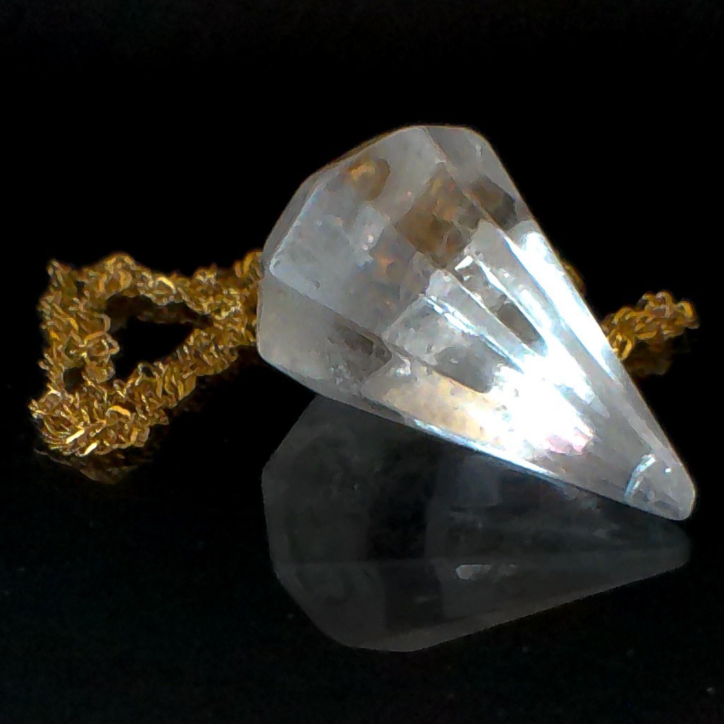 Material: Piedra natural de Cristal de Roca .Longitud collar:78 cm. ,dimensión piedra: 4×2 cm. Propiedades de la piedra:Supremo nutridor, luz, limpieza, purificacion. Amplificador de energías, sanador, elevación energética, revela el propósito espirtual, aumenta energía positiva, intuición y la percepción. Sana y dirige la energía donde más se necesita.Elemento aire: Espiritualidad, pensamiento, pureza, libertad, renovación.*Las piedras semipreciosas pueden variar ligeramente de tono y forma debido a su origen natural*.