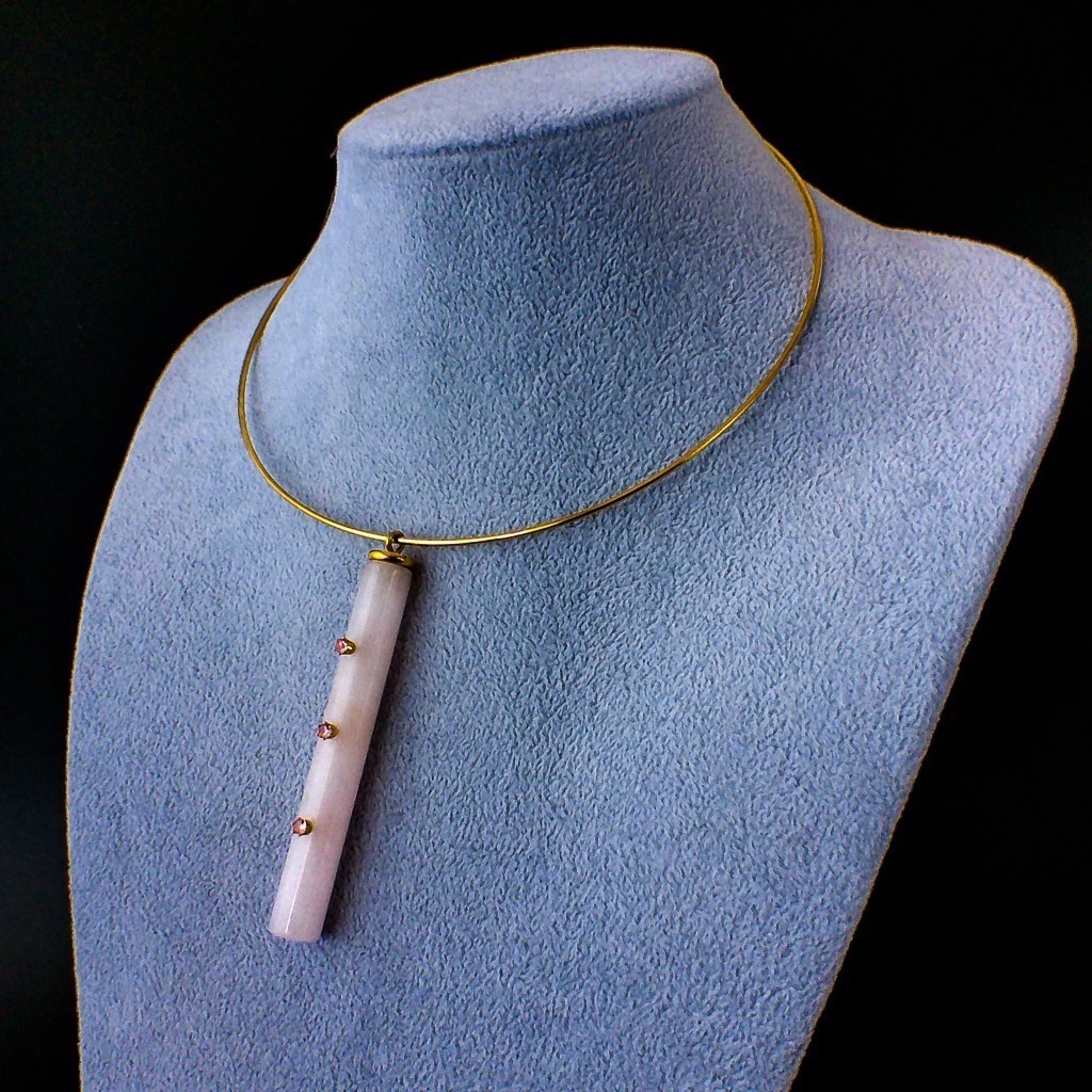 Material: Piedra natural de Cuarzo Rosa con incrustaciones de circonitas rosas y aro de acero inoxidable bañado en oro.Longitud collar: 22 cm. ,dimensión piedra: 7,5 cm x 1cm cm.Propiedades de la piedra:Burbuja de amor y ternura. Piedra de amor incondicional y paz infinita. Aporta seguridad y calma. Mejora la autoestima, elimina miedos, inspira, apacigua y sana emociones. Sedante y relajante. Desbloquea el chakra corazón. Curación profunda. Transmite calidez y amor.Elemento agua: emociones, deseos, curación, liberación, fluidez, avance.*Las piedras semipreciosas pueden variar ligeramente de tono y forma debido a su origen natural*.