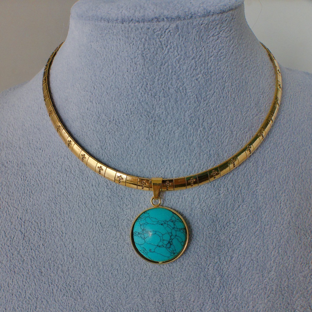 Material: Cabuchón de piedra natural de Turquesa con fornituras y cadena de acero inoxidable bañado en oro.Longitud del collar: 45 cm.Propiedades de la piedra: Piedra de vibración fuerte que aporta alegría, curación, confianza, liberación, calma y suerte. Es un gran escudo protector. Ayuda en el avance y en los cambios. Atrae suerte y positividad.Elemento agua: emociones, deseos, curación, liberación, fluidez, avance*Las piedras semipreciosas pueden variar ligeramente de tono y forma debido a su origen natural*.