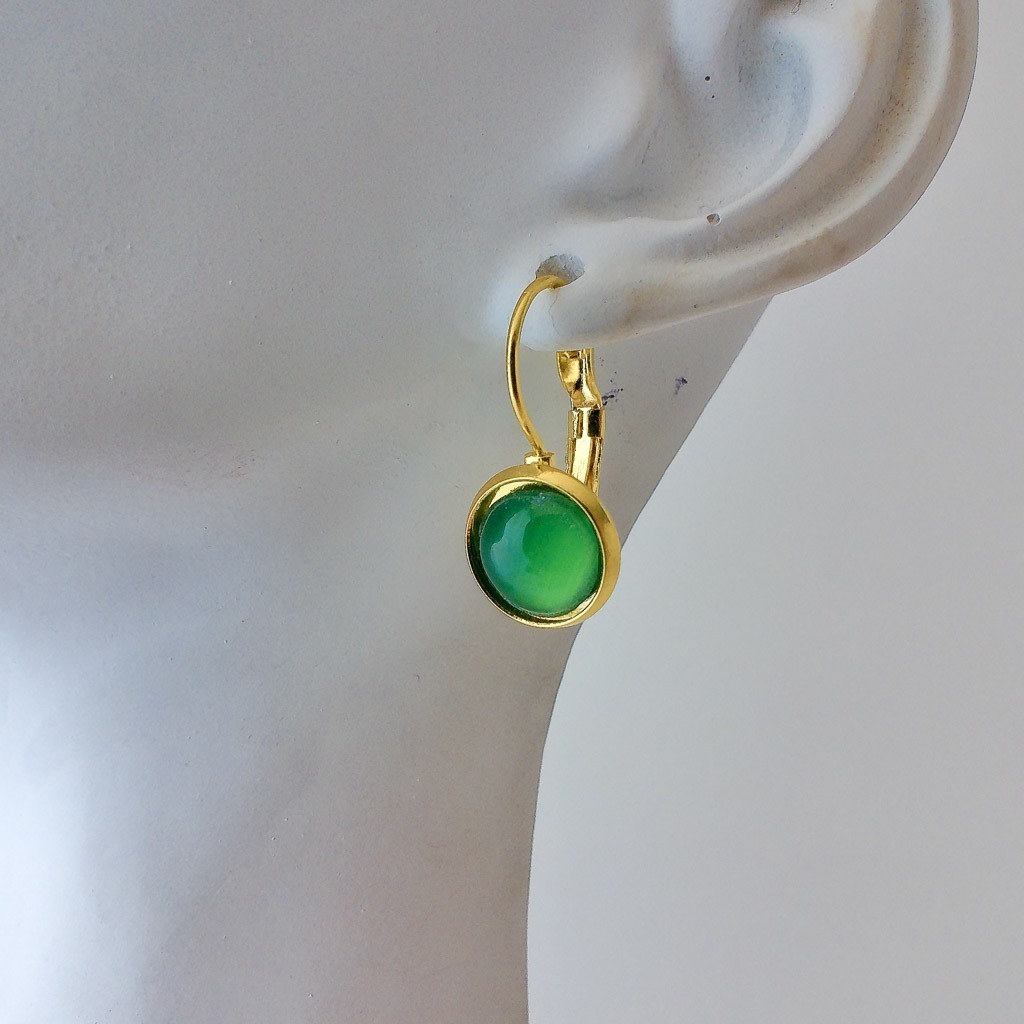 Material: Cabuchón de piedra natural de Aventurina Verde con pendiente de acero inoxidable bañado en oro .Longitud pendiente:2 cm.Propiedades de la piedra:Atrae prosperidad, contrarresta cualquier tipo de tensión geopática. Aporta decisión, estabilidad, sanación, paz interior, optimismo, auto conocimiento y vitalidad.Elemento tierra: estabilidad, seguridad, equilibrio, abundancia y protección *Las piedras semipreciosas pueden variar ligeramente de tono y forma debido a su origen natural*.