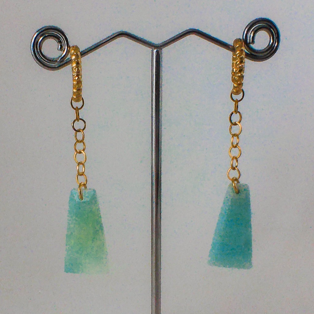 Material: Piedra natural de Aventurina Verde con aro y cadena de acero inoxidable bañado en oro .Longitud del pendiente: 6 cm. Dimensión de la piedra:2,5 x1,7 cm. Propiedades de la piedra: Atrae prosperidad, contrarresta cualquier tipo de tensión geopática. Aporta decisión, estabilidad, sanación, paz interior, optimismo, auto conocimiento y vitalidad.Elemento tierra: estabilidad, seguridad, equilibrio, abundancia y protección*Las piedras semipreciosas pueden variar ligeramente de tono y forma debido a su origen natural*.
