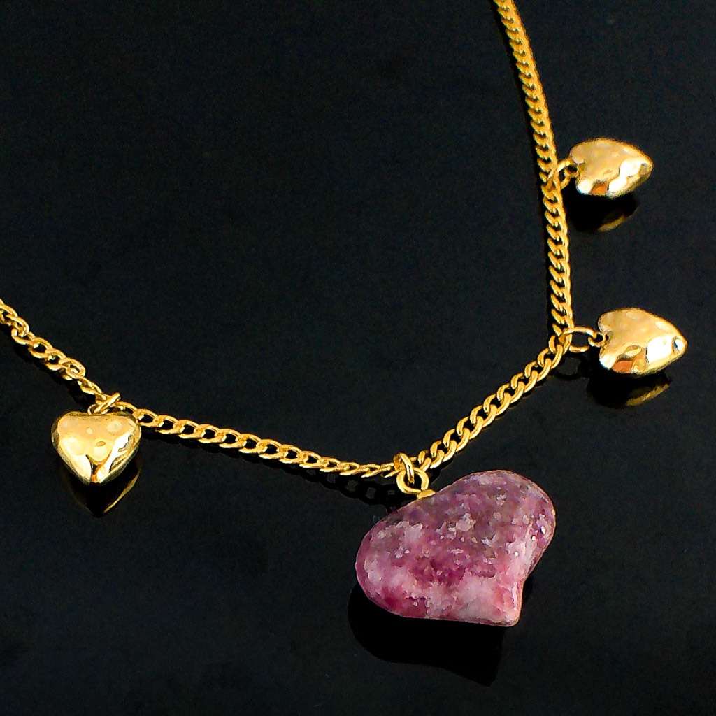 Material: Piedra natural de Lepidolita, cadena y colgantes corazones de acero inoxidable bañado en oro. Longitud collar: 44 cm. Dimensión piedra: 2 x 1,5 cm. Propiedades de la piedra: Proporciona calma, templanza y confianza en uno mismo. Debido a su contenido en litio está indicado contra tristeza, depresión, ansiedad, miedo y cualquier trastorno psicológico. Ofrece protección y hace salir tu “yo” superior. Disipa bloqueos. Piedra de transición, libera y reorganiza viejos patrones psicológicos de conducta. Elemento: Agua. Emociones, deseos, curación, liberación, fluidez, avance. *las piedras semipreciosas pueden variar ligeramente de tono y forma debido a su origen natural*