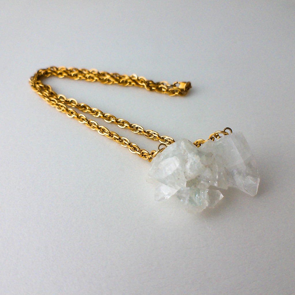 Material: Drusa natural de Apofilita. Longitud cadena: 45 cm. Dimensión piedra: 3,5 x 2 cm. Propiedades de la piedra: Conocida como "luz curativa", promueve la elevación espiritual, consecución de sueños, clarividencia, eleva estados de conciencia, accede a registros akáshicos y nuevas percepciones. Conecta con reinos espirituales. Sintoniza mente y espíritu. Aporta calma y curación. Ayuda a superar cualquier tipo de miedo y tristeza. Elemento: Aire. Espiritualidad, pensamiento, pureza, libertad, renovación. *Las piedras semipreciosas pueden variar ligeramente de tono y forma debido a su origen natural*