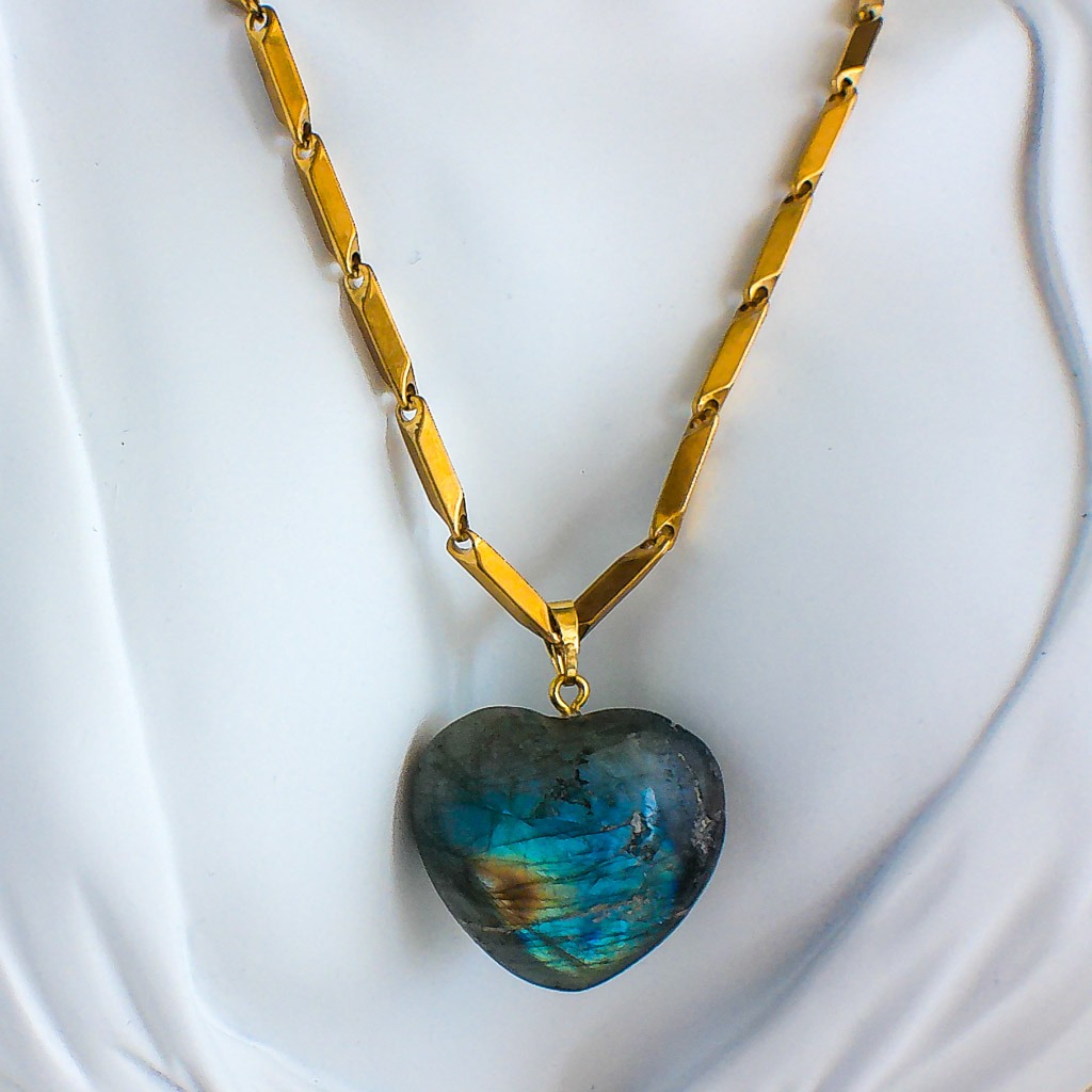 Material: Piedra natural de Labradorita con cadena de eslabones adige de acero inoxidable bañado en oro. Longitud collar: 64 cm. Dimensión piedra: 2,5 x 2 cm. Propiedades de la piedra: Piedra de plano espiritual que induce a la transformación, cambios y regeneración. Es un gran escudo energético, portadora de la luz y sabiduría esotérica, aumenta la intuición. Puede llevarte a otros mundos y dimensiones. Favorece estados elevados de conciencia y permite acceder a tu propósito en la vida. Trae mensajes de la mente inconsciente. Elemento: Aire. Espiritualidad, pensamiento, pureza, libertad, renovación. *Las piedras semipreciosas pueden variar ligeramente de tono y forma debido a su origen natural*