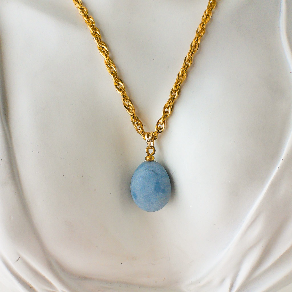 Material: Piedra natural de Angelita con cadena acero inoxidable bañada en oro. Longitud collar: 62 cm. Dimensión piedra: 2 x 1,5 cm. Propiedades de la piedra: Piedra calmante y tranquilizadora de fuerte conexión angélica y recepción de mensajes. Aporta sabiduría sobrenatural, protección y paz. Promueve la evolución y elevación de la conciencia, amplifica el campo de percepción. Transmite plenitud, seguridad, calma y consuelo. Desarrollo espiritual. Elemento: Aire. Espiritualidad, pensamiento, pureza, libertad, renovación. *Las piedras semipreciosas pueden variar ligeramente de tono y forma debido a su origen natural*