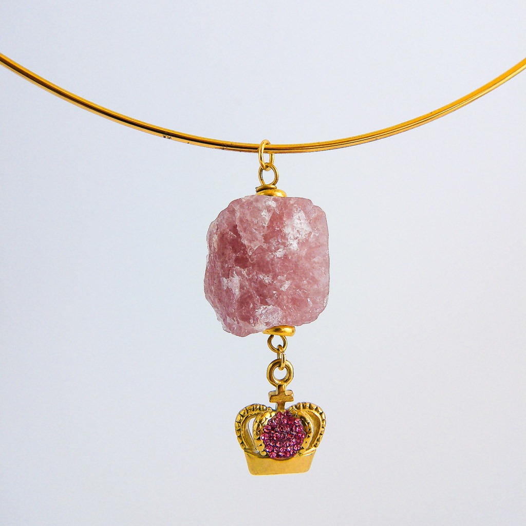 Material: Piedra natural en bruto de Cuarzo Fresa con gargantilla rígida y corona de acero inoxidable. Longitud cadena: 45 cm. Dimensión piedra: 2,5 x 2 cm. Dimensión del símbolo: 1,5 x 1,5 cm. Concepto: Se unen las propiedades del Cuarzo Fresa, piedra del auto amor y autocuidado con la simbología de la corona de reina, incidiendo y recordándote a cada momento que eres una “Reina”, que debes amarte y cuidarte y mereces lo mejor. Elemento: Aire. Espiritualidad, pensamiento, pureza, libertad, renovación. *Las piedras semipreciosas pueden variar ligeramente de tono y forma debido a su origen natural*