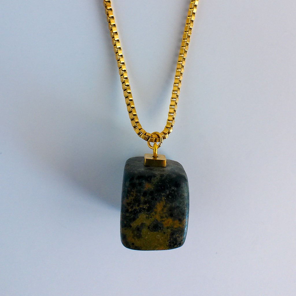 Material: Piedra natural cubo Larvikita y cadena veneciana y fornituras de acero inoxidable bañados en oro. Longitud collar: 74 cm. Dimensión piedra: 1,5 x 1,5 cm. Propiedades de la piedra: Barrera psíquica y áurica. Piedra de transformación y evolución. Cierra heridas del pasado. Aporta serenidad y protección. Amplifica el pensamiento y ofrece nuevas perspectivas. Conexión con otros mundos, estimula visiones y habilidades psíquicas. recepción de mensajes del éter. Ayuda a la superación de cualquier tipo de trauma o sufrimiento. Elemento Tierra. Estabilidad, seguridad, equilibrio, abundancia y protección. *Las piedras semipreciosas pueden variar ligeramente de tono y forma debido a su origen natural*