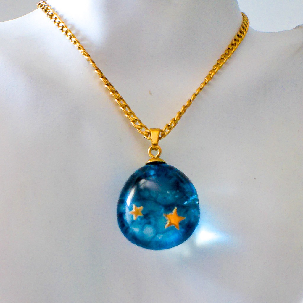 Material: Piedra Cuarzo de Grieta Azul e incrustaciones de estrellas y cadena de acero inoxidable. Longitud collar: 68 cm. Dimensión piedra: 2,5 x 2 cm. Propiedades de la piedra: Amuleto de suerte y protección, elimina cualquier tipo de energía negativa, seguridad y positividad. Abre tu mente a nuevas ideas, iluminación, intuición y percepciones. Elemento: Aire. Espiritualidad, pensamiento, pureza, libertad, renovación. Elemento: Agua. Emociones, deseos, curación, liberación, fluidez, avance. *Las piedras semipreciosas pueden variar ligeramente de tono y forma debido a su origen natural*