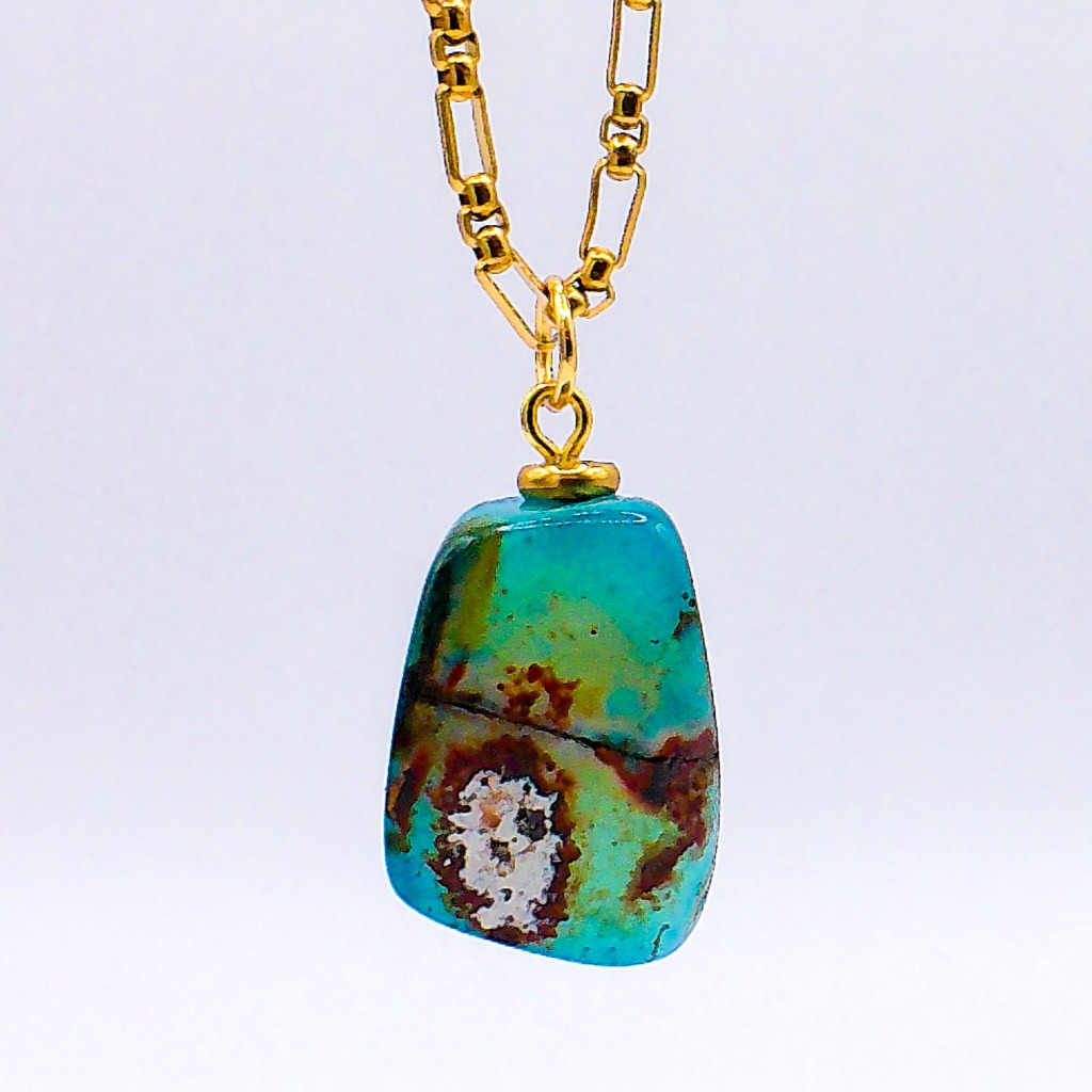 Material: Piedra natural de Piedra de Sangre y cadena caja alterna y fornituras de acero inoxidable bañado en oro. Longitud collar: 80 cm. Dimensión piedra: 1,5 x 1,5 cm. Propiedades de la piedra: Piedra sanadora y protectora. Ayuda al control emocional y psicológico. Calma la mente y ayuda en la toma de decisiones. Es un limpiador energético, da motivación y vitalidad. Usado como talismán. Oráculo audible y concededor de deseos. Según las leyendas inducía a la invisibilidad. Elemento: Tierra. Estabilidad, seguridad, equilibrio, abundancia y protección. Elemento: Aire. Espiritualidad, pensamiento, pureza, libertad, renovación. *Las piedras semipreciosas pueden variar ligeramente de tono y forma debido a su origen natural*