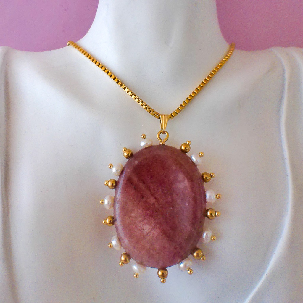 Material: Piedra natural de Cuarzo Fresa con incrustaciones de Perlas de Rio y bolitas de acero inoxidable bañadas en oro, cadena y fornituras de acero inoxidable. Longitud collar: 76 cm. Dimensión piedra: 4,5 x 3 cm. Propiedades de la piedra: Abrazo de cariño y bienestar. Aporta felicidad, luz, protección, auto amor y reparación emocional. Te ofrece nuevas perspectivas y muestra el camino correcto a elegir. Contacta con tu yo más profundo. Sana corazones, aporta paz y luz. Purifica y renueva, puede alterar toda tu perspectiva de la vida. Fuerte vibración de energía positiva. Fortaleza espiritual. Elemento: Aire. Espiritualidad, pensamiento, pureza, libertad, renovación. *Las piedras semipreciosas pueden variar ligeramente de tono y forma debido a su origen natural*