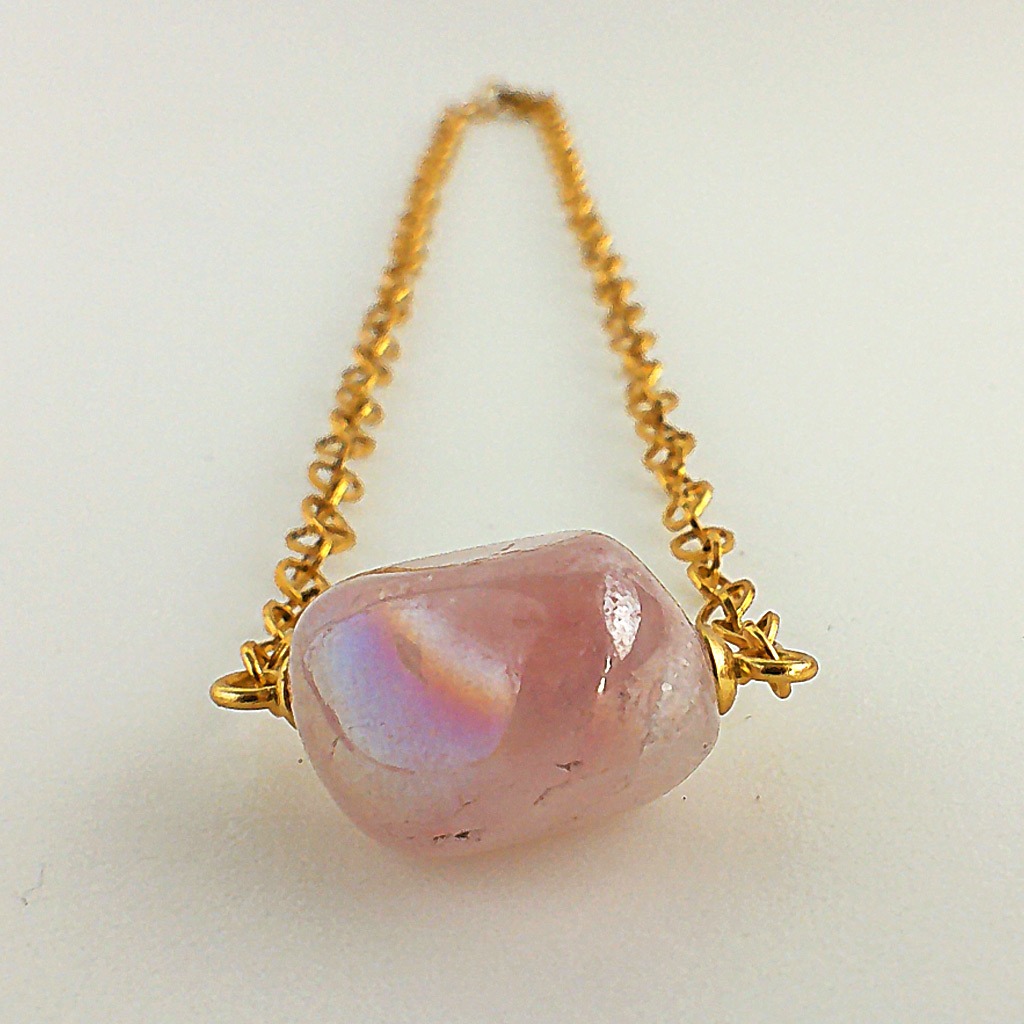Material: Piedra natural de Cuarzo Aura Ángel y cadena círculos de acero inoxidable bañado en oro. Longitud gargantilla: 36 cm. Dimensión piedra: 1,8 x 1,5 cm. Propiedades de la piedra: Piedra de vibración muy fuerte. Fomenta la paz interior y el optimismo. Promueve la transformación, expansión y renovación. Ayuda a la consecución de tus sueños y revela el propósito de tu vida. Conecta con dimensiones angélicas y vincula a planos cósmicos superiores. Elevación del intelecto y fortalece el espíritu. Elemento: Aire. Espiritualidad, pensamiento, pureza, libertad, renovación. *Las piedras semipreciosas pueden variar ligeramente de tono y forma debido a su origen natural*