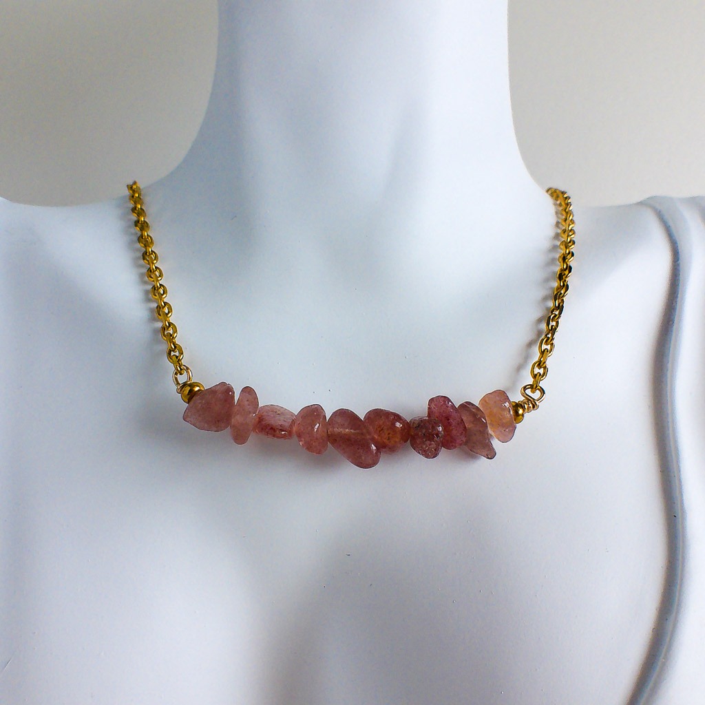 Material: Chips de Cuarzo Fresa y gargantilla de acero inoxidable bañado en oro. Longitud collar: 50 cm. Dimensión piedra: 8mm. Propiedades de la piedra: Abrazo de cariño y bienestar. Aporta felicidad, luz, protección, auto amor y reparación emocional. Te ofrece nuevas perspectivas y muestra el camino. Elemento: Aire. Espiritualidad, pensamiento, pureza, libertad, renovación. *Las piedras semipreciosas pueden variar ligeramente de tono y forma debido a su origen natural*