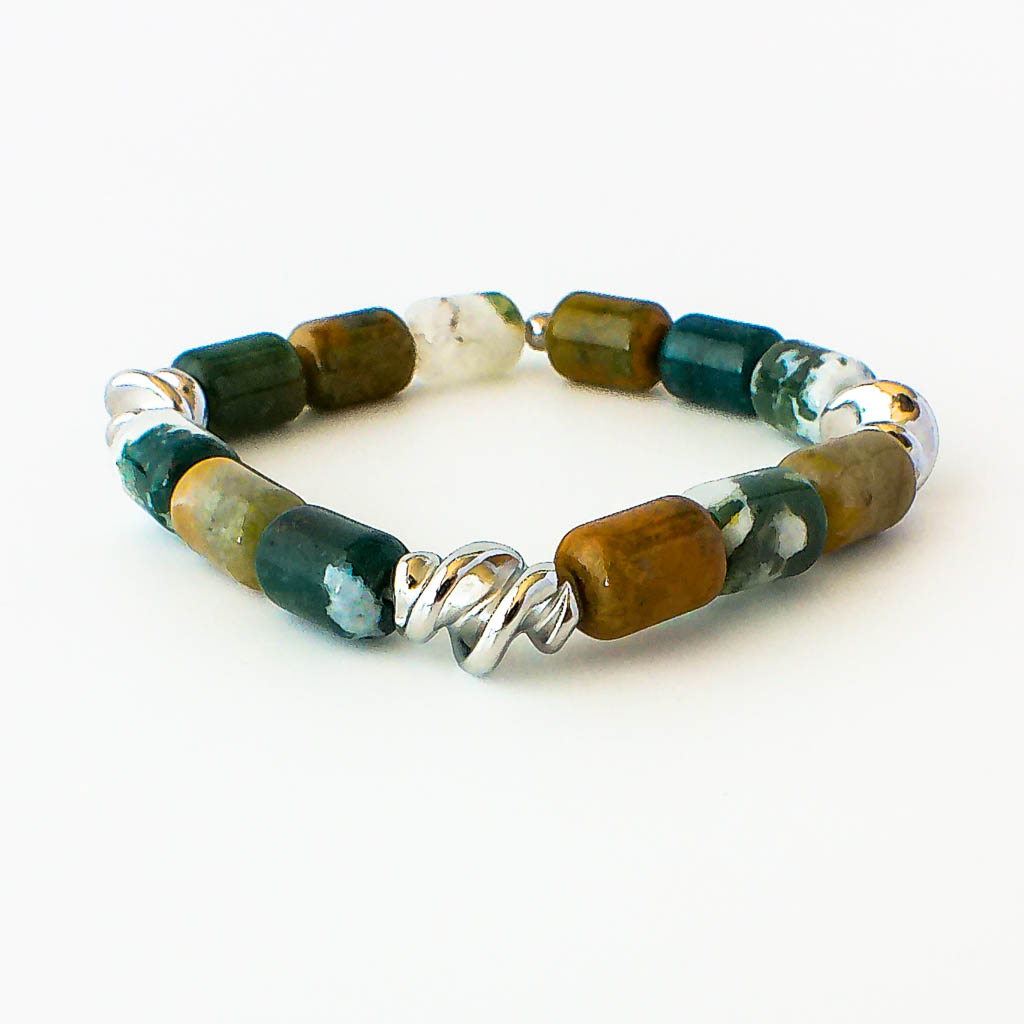 Material: Piedra en forma de cilindros de Ágata India de 8 x 12 mm y fornituras de acero inoxidable. Diámetro de la pulsera: 6 cm. Propiedades de la piedra: Piedra de la suerte que proporciona equilibrio emocional y mental. Libera bloqueos energéticos y promueve el entusiasmo y la paz. Elimina tristeza y depresión. Fomenta el desarrollo mental. Elemento: Tierra. Estabilidad, seguridad, equilibrio, abundancia y protección. *Las piedras semipreciosas pueden variar ligeramente de tono y forma debido a su origen natural*