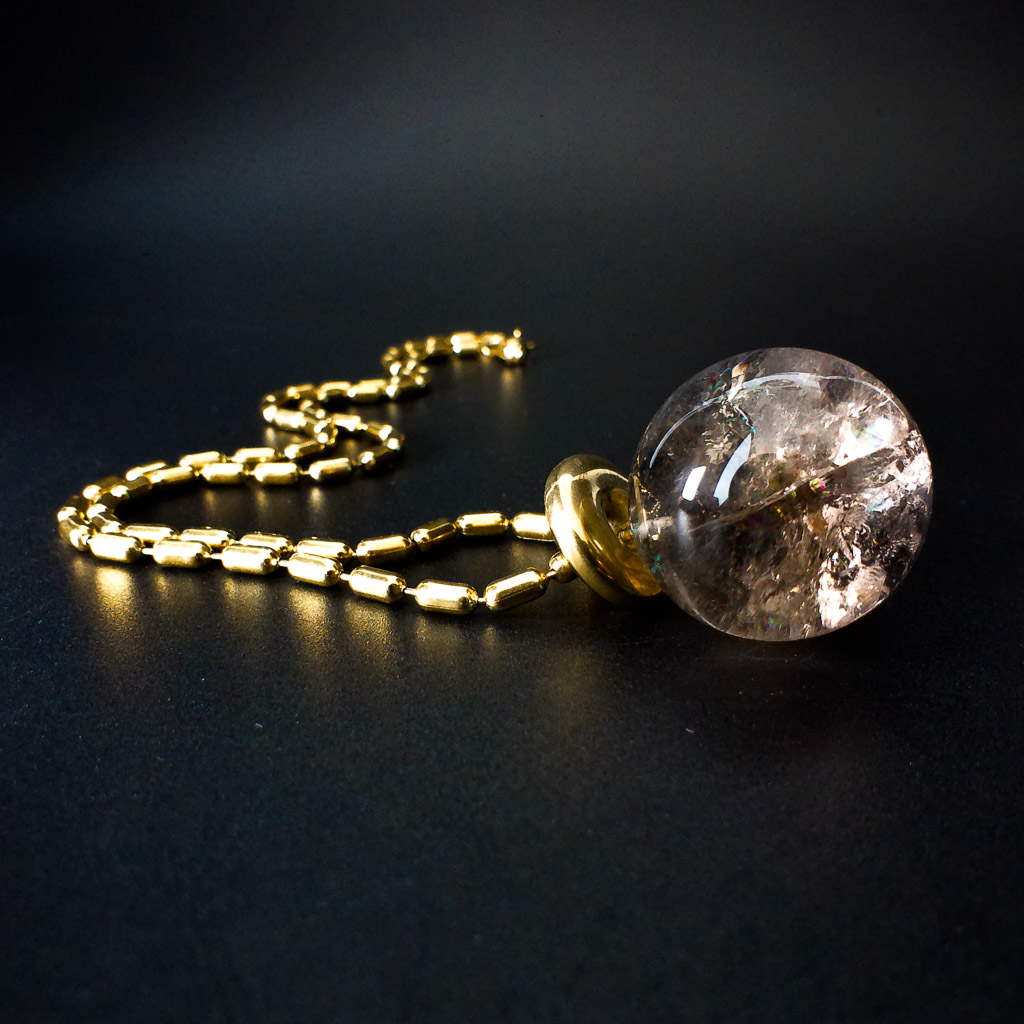 Material: Cadena de acero inoxidable con esfera de Cuarzo Ahumado. Longitud: 28 cm. Tamaño de la piedra: 2 cm. Propiedades de la piedra: Canaliza la luz del Universo en el plano físico. Ayuda a disolver cualquier tipo de energía densa. Calma las emociones difíciles. Proporciona sabiduría y pensamiento claro. Es un antídoto contra el estrés y transmite positividad. Elemento Tierra: Estabilidad, seguridad, equilibrio, abundancia y protección. *Las piedras semipreciosas pueden variar ligeramente de tono y forma debido a su origen natural*