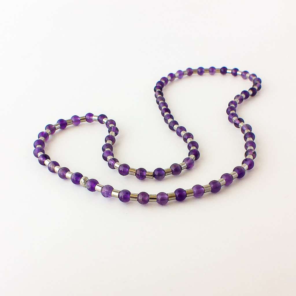 Material: Gargantilla elástica de bolitas de Amatista con piezas tubulares de acero inoxidable. Diámetro pulsera: 14 cm. Tamaño de las Tamaño piedras: 3 mm. Propiedades de la piedra: Piedra extremadamente poderosa de elevada vibración espiritual. Aporta serenidad, relajación, paz, curación y limpieza. Induce a estados elevados de conciencia. Aporta sabiduría y ayuda en la toma de decisiones. Es un tranquilizante natural. Estabiliza enfermedades psiquiátricas y produce ondas cerebrales beta. Disipa miedos y angustias. Utilizada como bola de adivinación. Elemento Aire: Espiritualidad, pensamiento, pureza, libertad, renovación. *Las piedras semipreciosas pueden variar ligeramente de tono y forma debido a su origen natural*