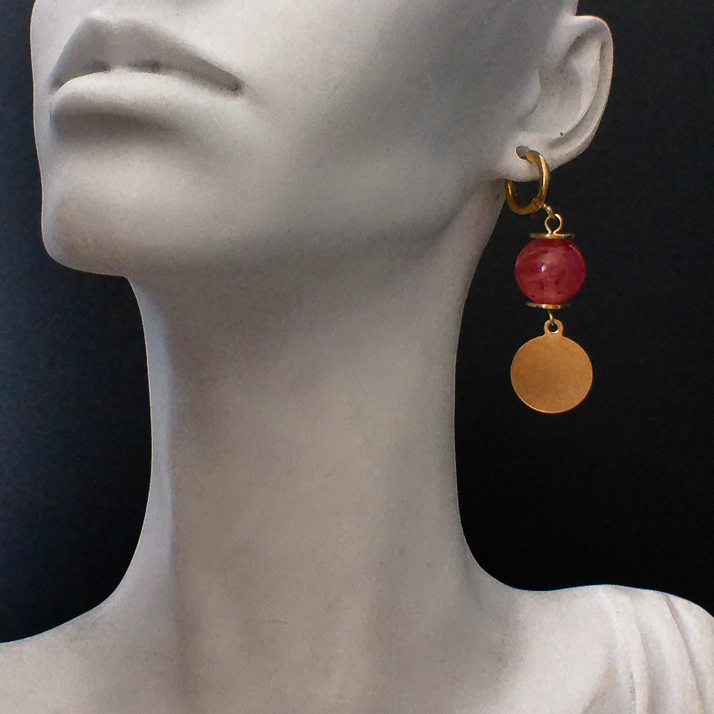 Material: Pendientes de aro con bola de Turmalina Rosa y chapa colgante de acero inoxidable. Longitud : 4,5 cm. Tamaño de la piedra: 1,2 cm. Propiedades de la piedra: Simboliza el auto amor y la restauración emocional. Calma emociones excesivas y disuelve la ansiedad. Aporta sabiduría, entusiasmo, energía y paz. Cura al niño/a interior. Elemento Agua: Emociones, deseos, curación, liberación, fluidez, avance. *Las piedras semipreciosas pueden variar ligeramente de tono y forma debido a su origen natural*