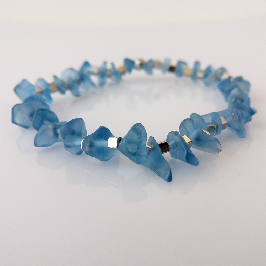Material: Pulsera elástica de chips de Tanzanita con piezas cuadradas de acero inoxidable. Diámetro pulsera: 6 cm. Propiedades de la piedra: Piedra de transmutación. Vibraciones extremadamente elevadas que vinculan con guías superiores. Facilita capacidades metafísicas y meditación profunda. Abre los chakras sutiles. Te hace descubrir tu verdadera vocación. Ayuda a tomarse tiempo para uno mismo. Superación de la ansiedad y la depresión. Confianza, serenidad y mente iluminada. Telepatía y reprogramación celular. Renovación y superación. Estimaula percepciones extrasensoriales y metafísicas. Elemento Éter: Niveles elevados de conciencia, crecimiento espiritual, libertad y paz absoluta. Elemento Aire: Espiritualidad, pensamiento, pureza, libertad, renovación. *Las piedras semipreciosas pueden variar ligeramente de tono y forma debido a su origen natural*