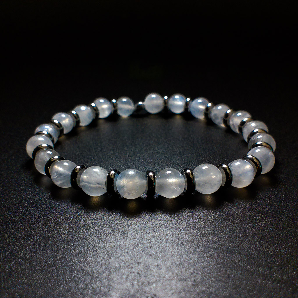Material: Pulsera elástica con bolas de Piedra Luna y chapas redondas de acero inoxidable. Diametro pulsera: 6,5 cm. Tamaño de las Tamaño de las piedras: 8 mm. Propiedades de la piedra: Aporta paz y sabiduría, despertar espiritual y protección. Calma emociones, estimula la percepción y clarividencia. Aporta seguridad y consuelo. Es una guía espiritual haciendo consciente lo inconsciente. Favorece los cambios y las sincronías. Estimula la creatividad y sensibilidad. Elemento Aire: Espiritualidad, pensamiento, pureza, libertad, renovación. *Las piedras semipreciosas pueden variar ligeramente de tono y forma debido a su origen natural*