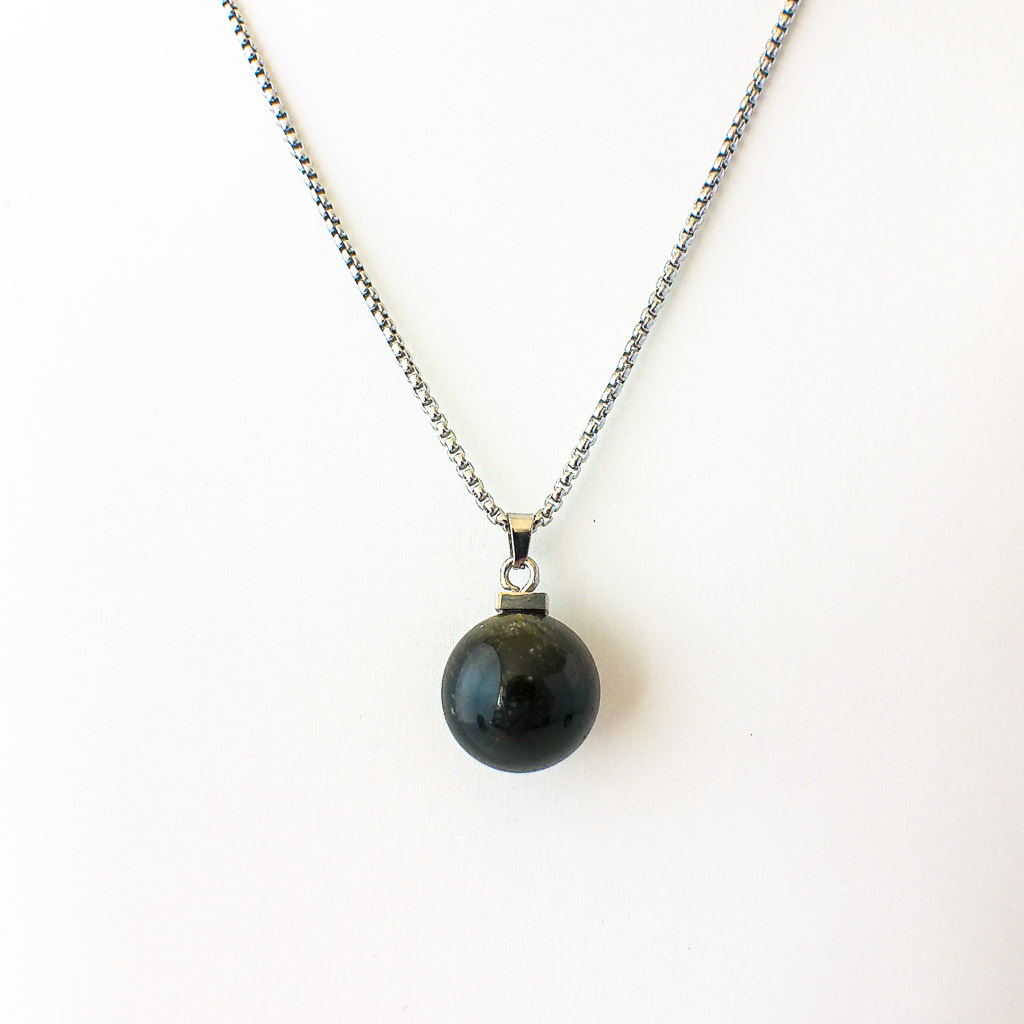 Material: Esfera de Obsidiana dorada con cadena de acero inoxidable. Tamaño de la piedra: 18 mm. Largo del collar: 25 cm. Propiedades de la piedra: Escudo protector, repele energías negativas. Revela talentos ocultos.Disipa bloqueos emocionales. Guía en el camino del despertar espiritual.Confianza en sí mismo. Sabiduría y apertura mental. Elemento Tierra: Estabilidad, seguridad, equilibrio, abundancia y protección. *Las piedras semipreciosas pueden variar ligeramente de tono y forma debido a su origen natural*