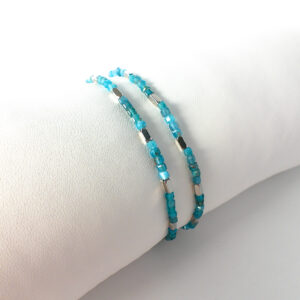 Material: Pulsera elástica doble de cuentas de Apatita con tubos de acero inoxidable. Tamaño de la piedra: 2,5 mm. Propiedades de la piedra: Propiedad de inspirar y fomentar la intuición y la creatividad. Da confianza y calma. Retira la negatividad. Expande el conocimiento y aumenta los dones psíquicos y la intuición. Retira la negatividad y fomenta la concentración y la motivación. Conecta con guías espirituales. Elemento Aire: Espiritualidad, pensamiento, pureza, libertad, renovación. *Las piedras semipreciosas pueden variar ligeramente de tono y forma debido a su origen natural*