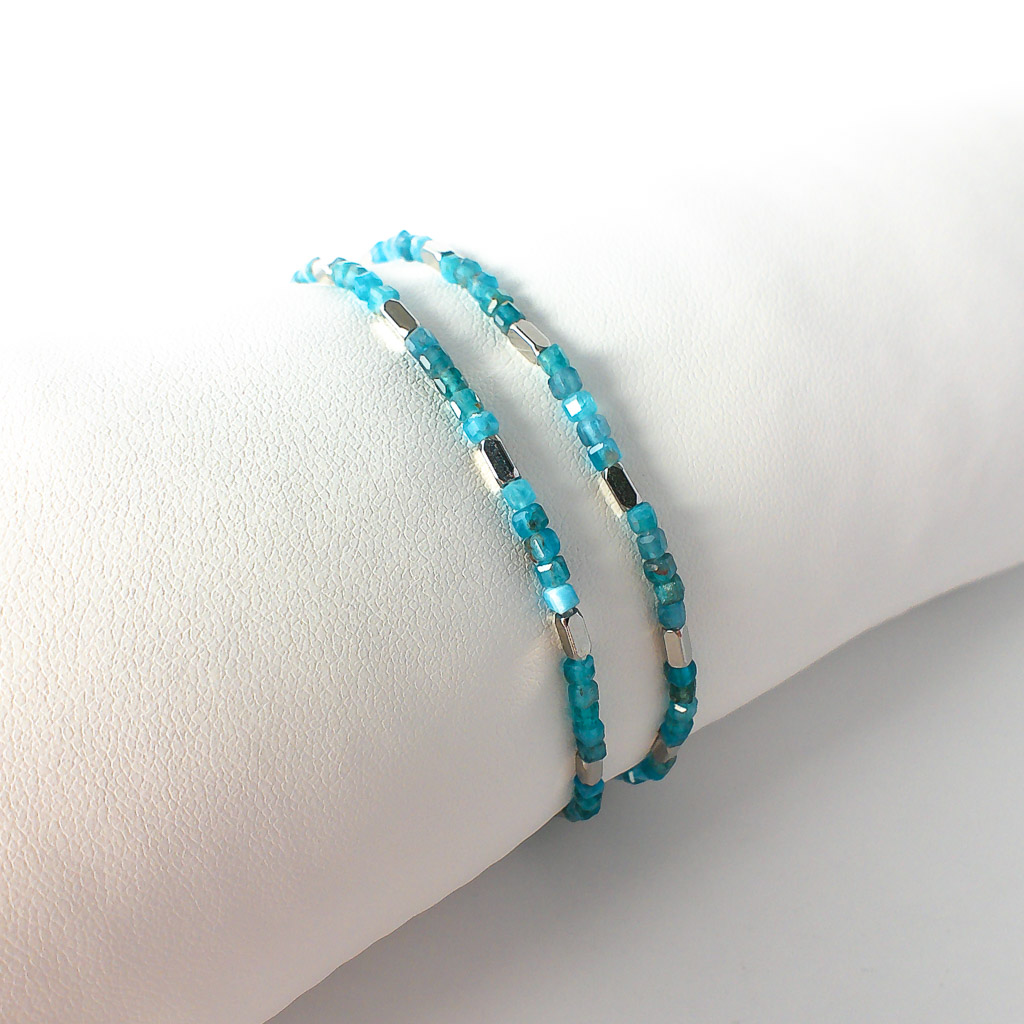 Material: Pulsera elástica doble de cuentas de Apatita con tubos de acero inoxidable. Tamaño de la piedra: 2,5 mm. Propiedades de la piedra: Propiedad de inspirar y fomentar la intuición y la creatividad. Da confianza y calma. Retira la negatividad. Expande el conocimiento y aumenta los dones psíquicos y la intuición. Retira la negatividad y fomenta la concentración y la motivación. Conecta con guías espirituales. Elemento Aire: Espiritualidad, pensamiento, pureza, libertad, renovación. *Las piedras semipreciosas pueden variar ligeramente de tono y forma debido a su origen natural*