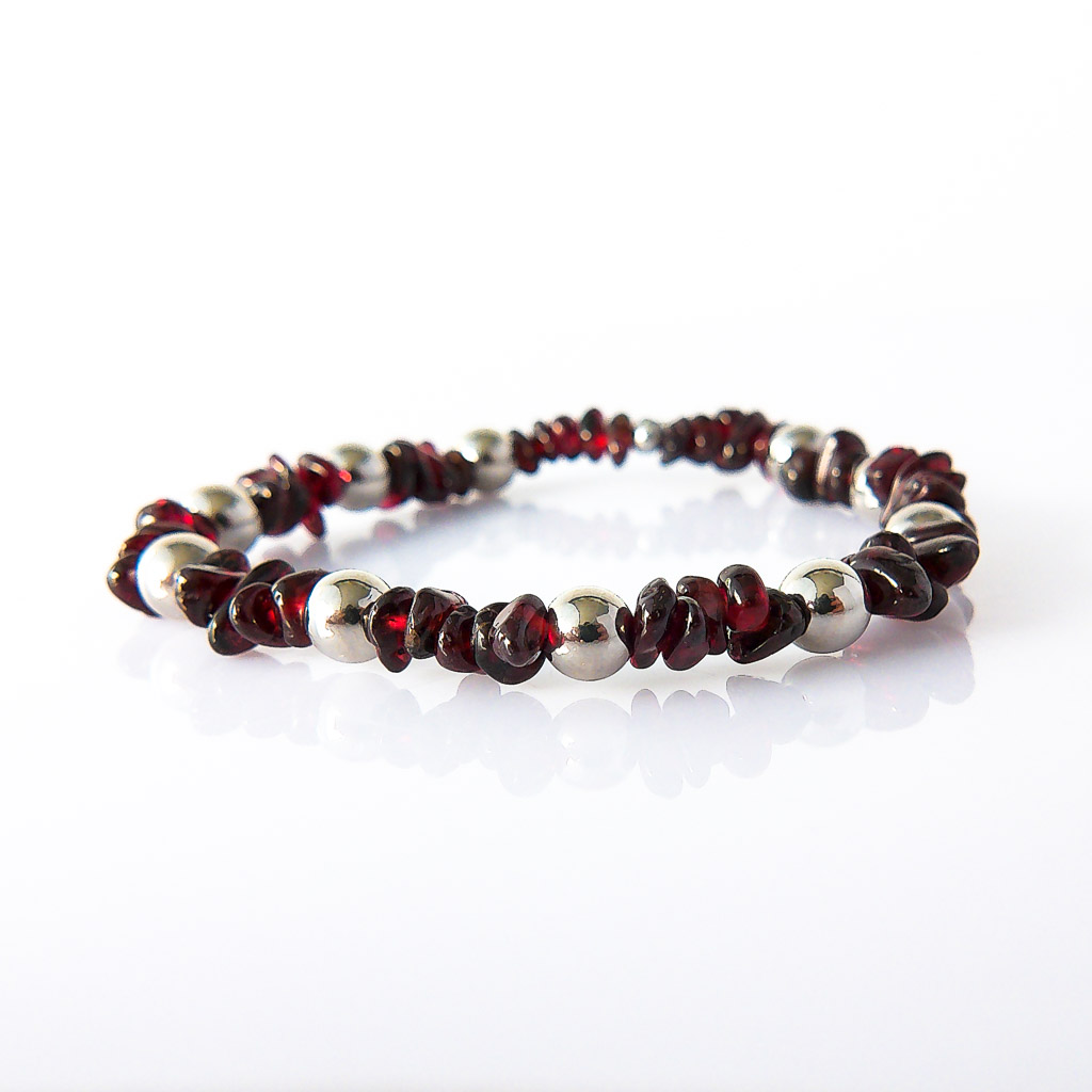 Material: Pulsera elástica de chips de Granate con bolas de acero inoxidable. Tamaño de la piedra: 6mm. Propiedades de la piedra: Piedra energizante de regeneración y revitalización. Aporta coraje, confianza y esperanza. Ayuda a la superación de cualquier reto. Simboliza el éxito y la pasión. Avisa y protege de peligros. Elevación espiritual, facilita las regresiones y la meditación profunda. Combate la tristeza y está indicadas para momentos difíciles y retos, superándolos con valentía y éxito. Elemento Fuego: Fuerza, autoestima, coraje, accíón, éxito, pasión y poder. *Las piedras semipreciosas pueden variar ligeramente de tono y forma debido a su origen natural*